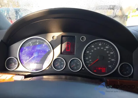 2004 Volkswagen Touareg V8 z USA, uszkodzony, nr VIN WVGCM77L84D052769